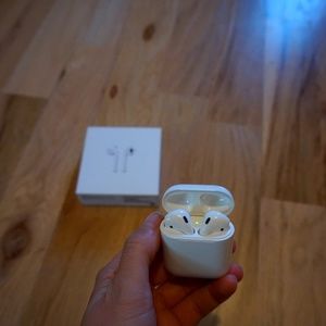 Apple AirPods 2nd Generation with Charging Case